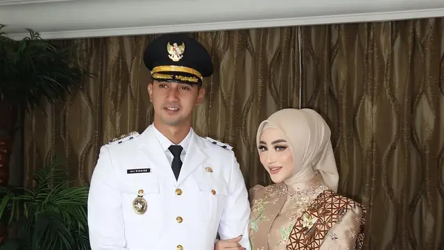 Potret Margin Wieheerm Tampil Anggun Berkebaya Dampingi Ali Syakieb. (instagram/marginw/alisyakieb)