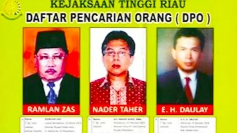 Buronan Kejati Riau, Nader Taher (tengah) yang melarikan diri sejak tahun 2006.