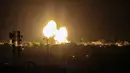 Bola api muncul setelah serangan udara Israel di Rafah, Jalur Gaza, Palestina, Senin (13/9/2021). Hingga saat ini, belum ada laporan korban jiwa atas serangan tersebut. (SAID KHATIB/AFP)