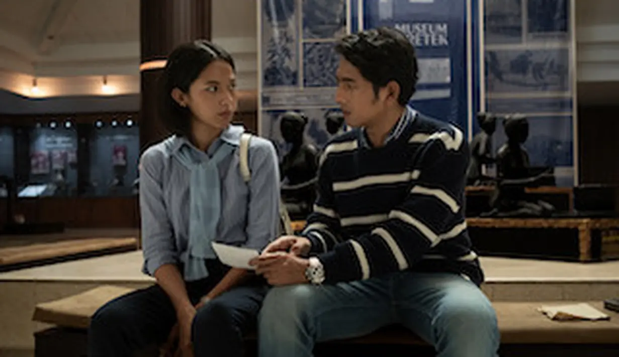 Kisahnya semakin seru saat puluhan tahun kemudian anak Soeraja, Lebas dengan Arum bertemu. Pertemuan itu pun membawa mereka mengarungi perjalanan mengungkap masa lalu dan rahasia yang selama ini dipendam. [Foto: Netflix]