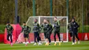 Para pemain Manchester United mengikuti sesi latihan jelang laga melawan Sevilla pada leg kedua perempat final Liga Europa. (Twitter Manchester United)