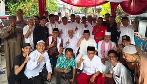 Cawalkot Bekasi nomor urut 1 Heri Koswara menyambangi kediaman politikus senior PDIP yang juga mantan Anggota DPRD Kota Bekasi, Joko Kuncoro di Perumahan Narogong, Pengasinan, Rawalumbu, Kota Bekasi. (Liputan6.com/Bam Sinulingga)