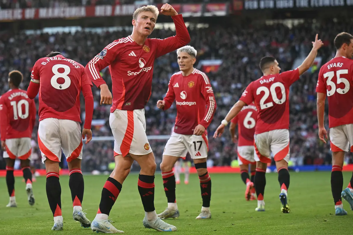 Rasmus Hojlund merayakan golnya saat Manchester United menang atas Brentford di Liga Inggris