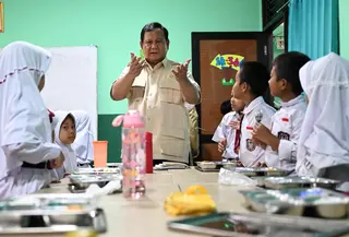 Presiden Prabowo Subianto kembali meninjau langsung pelaksanaan program makan bergizi gratis (MBG) di sekolah, Senin (10/2/2025). (Biro Pers Kepresidenan).