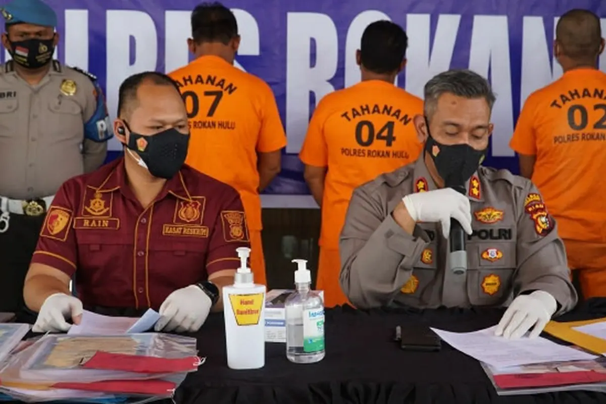 Konferensi pers penagkapan kepala desa di Rokan Hulu karena melakukan pungli surat tanah.
