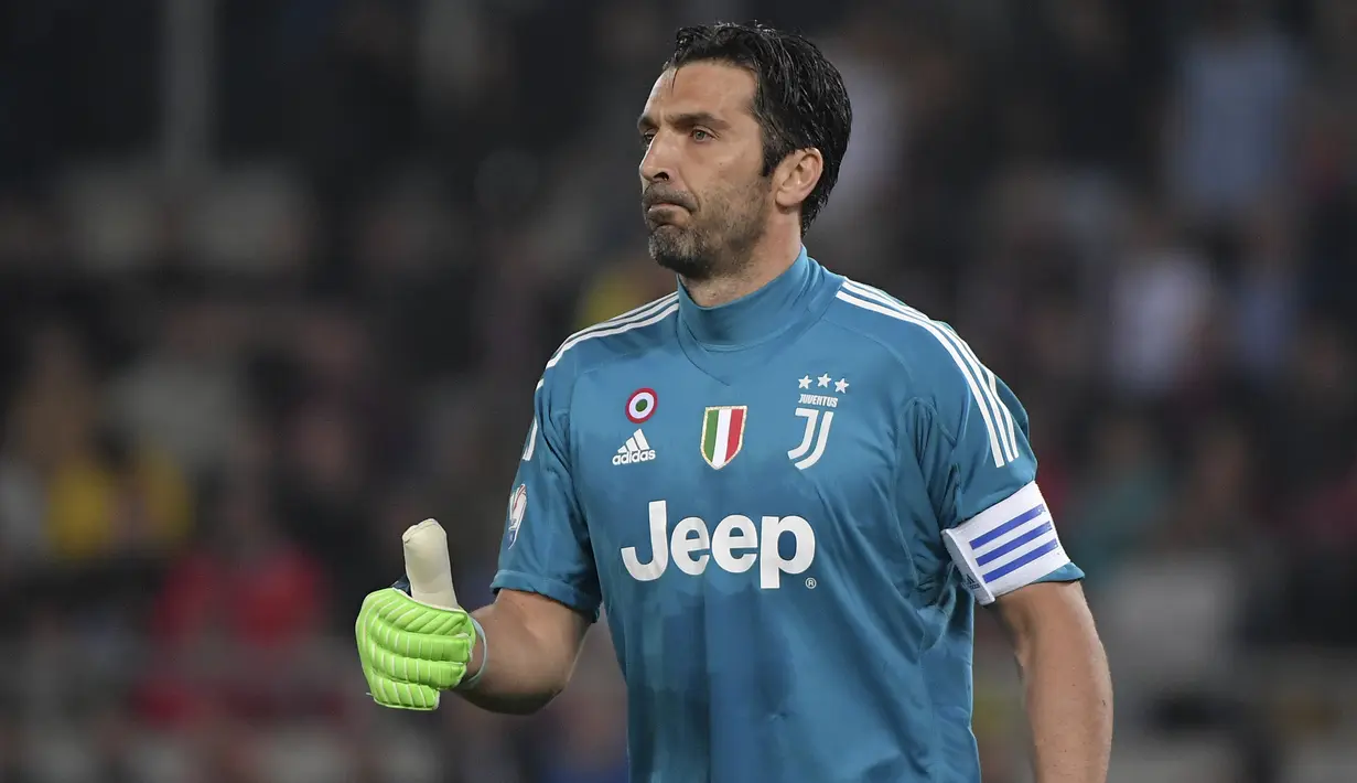 Gianluigi Buffon. Kiper 43 tahun ini didatangkan Juventus dari Parma pada 2001/2002 dengan nilai transfer 52 juta euro. Sempat hijrah ke PSG selama 1 musim pada 2018/2019, Buffon kembali ke Juventus selama 2 musim hingga musim lalu. Musim ini ia kembali ke Parma di Serie B. (Foto: AFP/Tiziana Fabi)