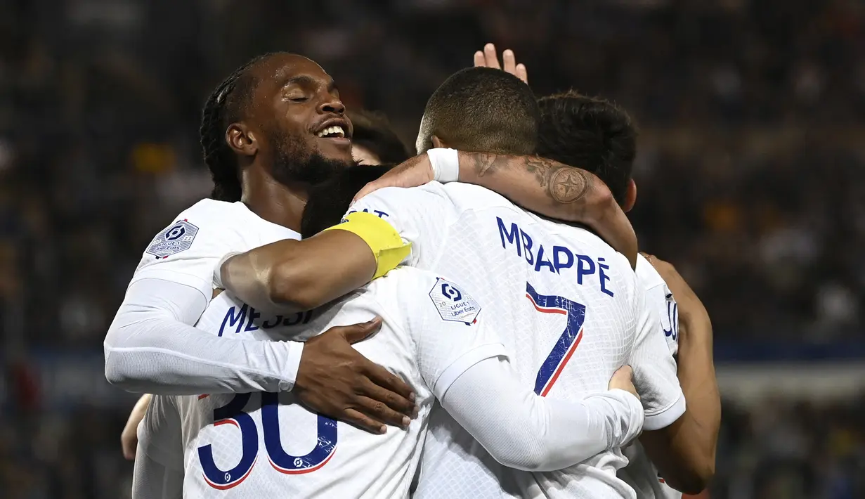 Penyerang Paris Saint-Germain (PSG) Lionel Messi berselebrasi dengan Kylian Mbappe dan Renato Sanches setelah mencetak gol pertama untuk timnya ke gawang  Strasbourg pada pekan ke-37 Ligue 1 2022/2023 di Stade de la Meinau, Minggu (28/5/2023). (Jean-Christophe Verhaegen / AFP)
