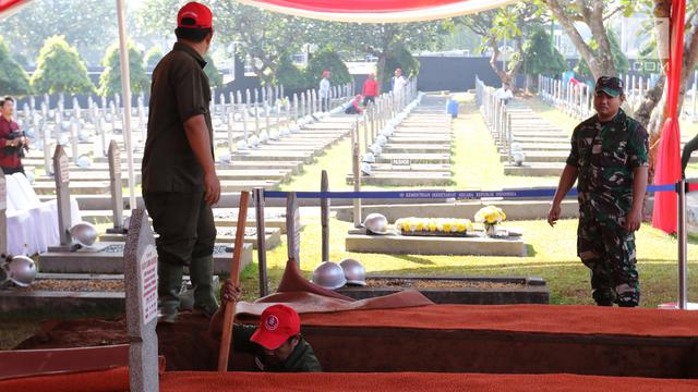 Sebelah Ainun, Ini Makam BJ Habibie di TMP Kalibata
