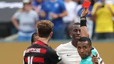 Pemain Chelsea, Nicolas Jackson diganjar kartu merah oleh wasit saat laga Grup D Piala Dunia Antarklub 2025 melawan Flamengo di Lincoln Financial Field stadium, Philadelphia, Amerika Serikat, Sabtu (21/06/2025) WIB. (AFP/Franck Fife)