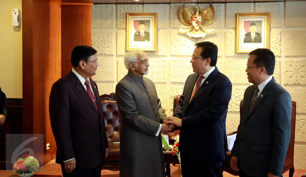 Wakil Presiden India Hamid Ansari (kedua kiri) bertemu dengan Ketua DPD RI, Irman Gusman (kedua kanan), Jakarta, Selasa (3/11/2015). Pembicaraan fokus pada hubungan demokrasi dan budaya antara Indonesia dan India. (Liputan6.com/Johan Tallo)