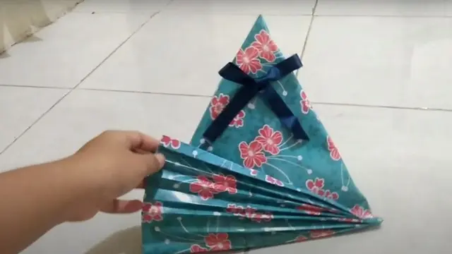 Cara membungkus kado tanpa kotak bentuk segitiga