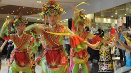 Berbagai pakaian adat dari daerah juga ditampilkan ribuan penari dalam acara tersebut, Jakarta, Minggu (23/11/2014). (Liputan6.com/Herman Zakharia)