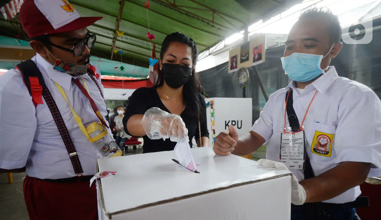 Petugas KPPS dengan berseragam sekolah saat bertugas dalam Tangerang Selatan 2020 di TPS 49, Kompleks Perumahan Cendana Residence, Pondok Benda, Pamulang, Rabu (9/12/2020). TPS Pilkada 2020 itu mengusung tema Rindu Sekolah Lagi (Kisah-Kasih di Sekolah). (merdeka.com/Dwi Narwoko)