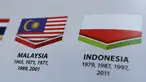 Bendera Indonesia tercetak terbalik pada buku panduan yang dibagikan dalam pembukaan SEA Games 2017 di Stadion Bukit Jalil, Kuala Lumpur, Malaysia, Sabtu (19/8). Bendera merah putih Indonesia tercetak terbalik, yakni menjadi putih merah. (AP Photo/Yau)