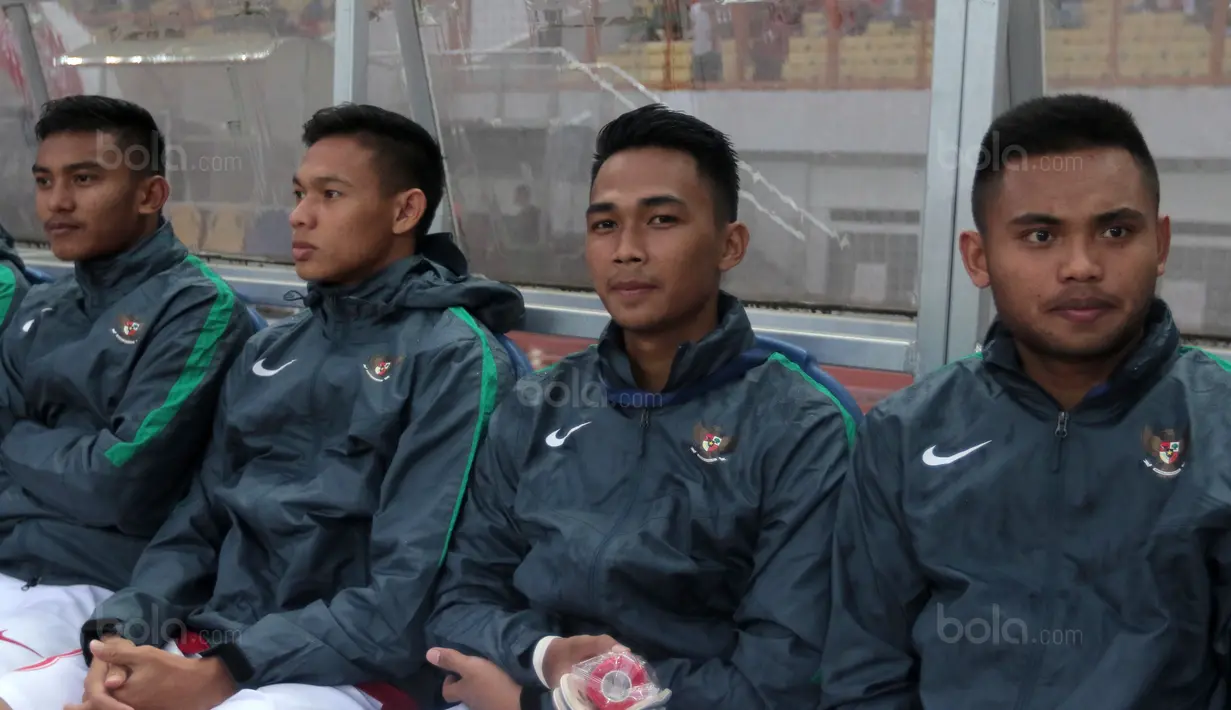 Saddil Ramdani bersama rekan-rekannya siap menyaksikan laga melawan Suriah U-23 pada laga persahabatan di Stadion Wibawa Mukti, Bekasi, Rabu (16/11/2017). Indonesia kalah 2-3. (Bola.com/NIcklas Hanoatubun)
