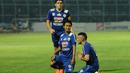 Pemain Arema Indonesia Christian Gonzales merayakan gol bersama rekannya pada semifinal leg pertama Piala Presiden di Stadion Kanjuruhan, Malang, Sabtu (3/10/2015). Arema bermain imbang 1-1 melawan Sriwijaya. (Bola.com/Kevin Setiawan)