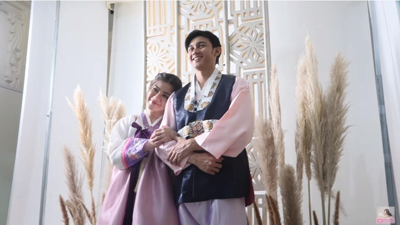 7 Pemotretan Caesar Hito dan Felicya Angelista Pakai Busana Korea