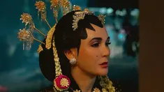 Suzzanna Malam Jumat Kliwon sudah tayang di bioskop. Karakter Suzzanna kembali diperankan oleh Luna Maya. Luna Maya saat tampil sebagai karakter Suzzanna curi perhatian termasuk saat berdandan bak pengantin Jawa. (LIputan6.com/IG/lunamaya)