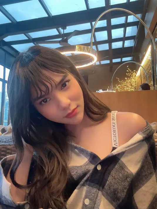 Davina Karamoy, aktris muda berbakat yang kini dikenal berkat perannya di sinetron Ipar Adalah Maut, berhasil mencuri perhatian dengan penampilan barunya. [@davinaakaramoy].