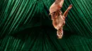 Aksi seorang pemain akrobat saat tampil dalam pratinjau media untuk  pertunjukan ‘Cirque Du Soleil: Kooza’ di Singapura, Selasa (11/7). Pertujukan ini menggabungkan dua tradisi sirkus, yakni akrobatik dan seni melucu (badut). (AP/ Wong Maye-E)
