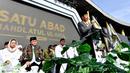 Presiden Joko Widodo atau Jokowi menyampaikan sambutan saat membuka puncak acara satu abad Nahdlatul Ulama (NU) di Sidoarjo, Jawa Timur, Selasa (7/2/2023). Jokowi menilai NU sebagai organisasi Islam terbesar di dunia layak berkontribusi untuk masyarakat internasional. (Biro Pers Istana Kepresidenan/Agus Suparto)