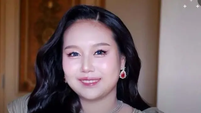 Gaya Old Money Sisca Kohl  saat Sangjit Jessica Jane. [@mariapangestu]