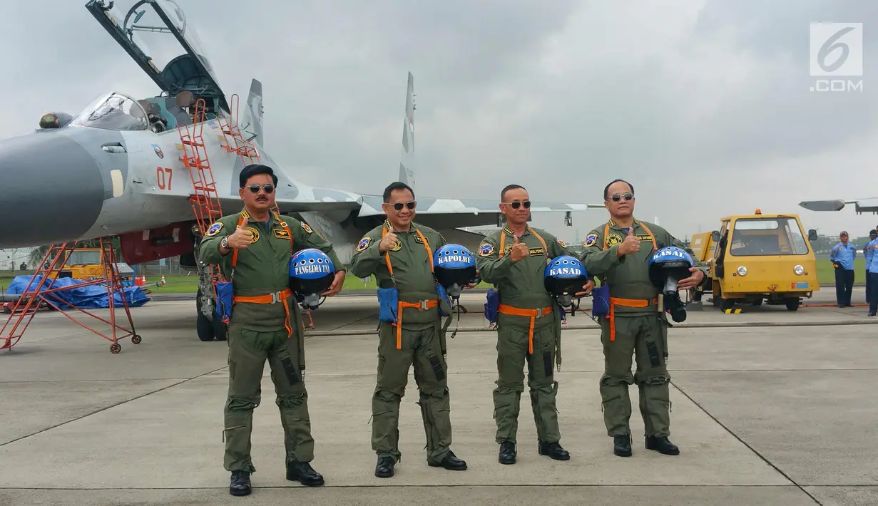 Panglima TNI Marsekal Hadi Tjahjanto (kiri), Kapolri Jenderal Tito Karnavian (kedua kiri), Kasad Jenderal Mulyono (kedua kanan), dan Kasal Laksamana Ade Supandi berpose di depan pesawat Sukhoi, Jakarta, Rabu (20/12).  (Liputan6.com/Nanda Perdana)