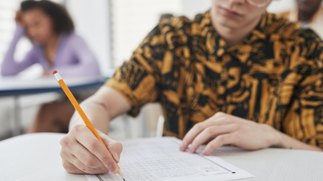 Ilustrasi ujian, mengerjakan soal