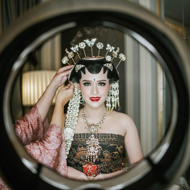 7 Pesona Twinda Rarasati saat Pakai Kebaya, Anggun Banget