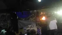 Warga Aquarium mengisi malam dengan membakar api unggun (Muslim AR/Liputan6.com)