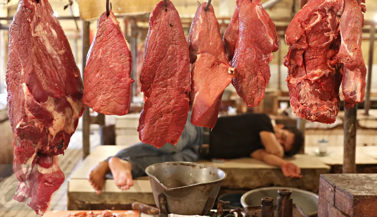Daging sapi yang dijual di los daging Pasar Minggu, Jakarta Selatan, Senin (13/6).Harga daging di pasar Jakarta masih berkisar Rp 120.000/kg jauh dari harapan pemerintah di bawah Rp 80.000/kg. (Liputan6.com/Immanuel Antonius)