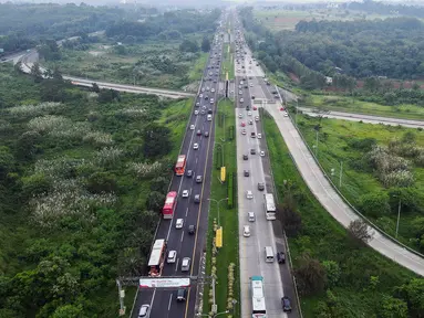 Foto udara saat kendaraan pemudik melintasi KM 72 Jalan Tol Cipali di kawasan Cikampek, Jawa Barat, Kamis (20/4/2023). Sistem one way diberlakukan dari KM 72 Tol Cikampek hingga KM 414 Gerbang Tol Kalikangkung sampai pukul 24.00 WIB. (Liputan6.com/Herman Zakharia)