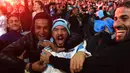 Suporter Marseille turun ke jalan merayakan keberhasilan lolos ke final Liga Europa setelah mengalahkan Salzburg di Marseille, Kamis (3/5/2018). Marseille lolos dengan unggul agregat 3-2 atas Salzburg. (AFP/Anne-Christine Poujoulat)
