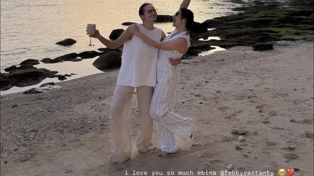 OOTD serba putih Enzy Storia dan Febby Rastanty saat liburan ke Bali. [@enzystoria]