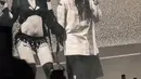 Billie Eilish hadir menjadi guest start saat Charli xcx performance. Bille mengenakan atasan model boxies dipadukan celana pendek hitam. [@charli_xcx]