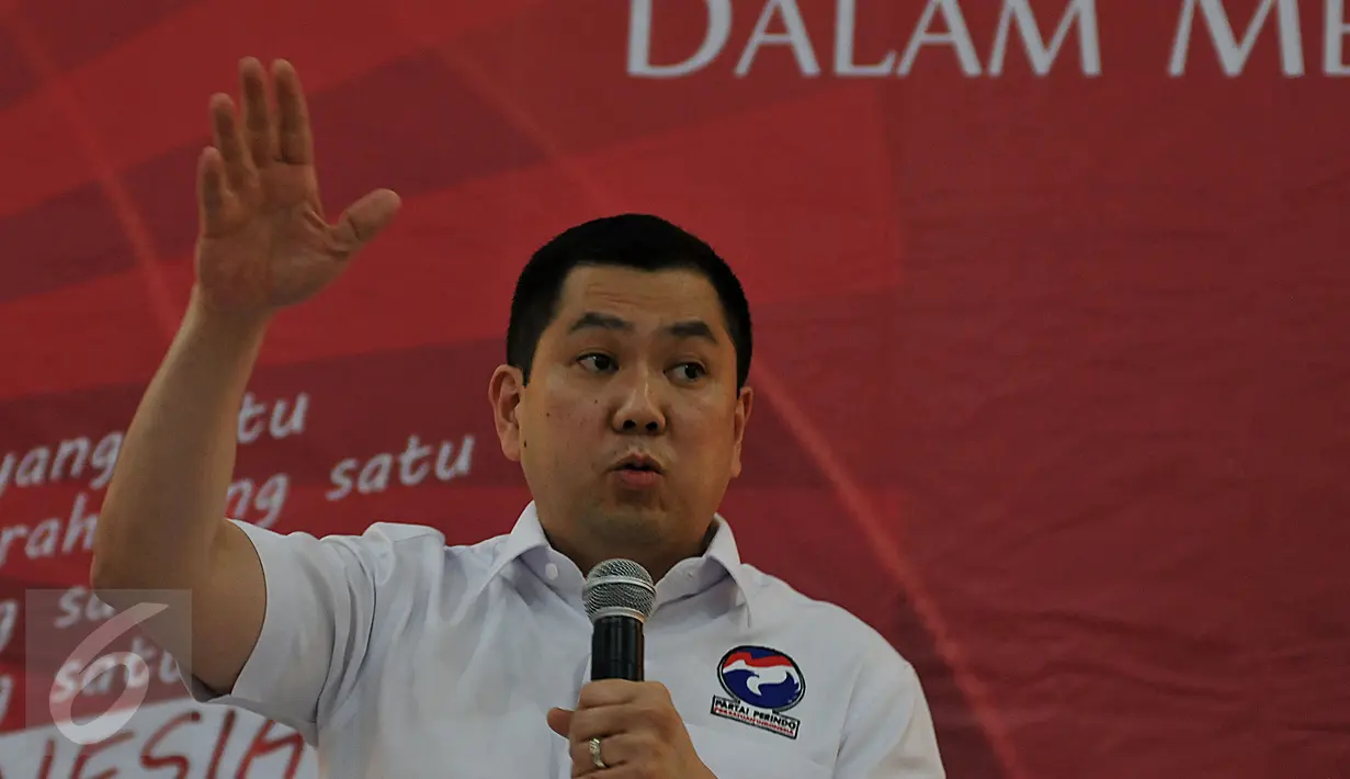 Hary Tanoesoedibjo saat menghadiri Rembug Pemuda di kantor DPP Partai Perindo, Jakarta, Selasa (27/10/2015). HT menegaskan bahwa pemuda saat ini harus memberikan kontribusi dan fokus pada perbaikan ekonomi masyarakat lemah. (Liputan6.com/Johan Tallo)