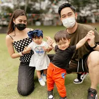 Syahnaz Sadiqah sudah berperan sebagai ibu selama setahun belakangan. Ia sangat menikmatinya, apalagi kedua anaknya yang kembar tersebut semakin menggemaskan. Perkembangannya luar biasa, meskipun mereka kembar namun tetap ada perbedaannya. (Instagram/syahnazs)