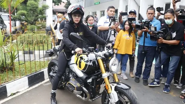 6 Potret Sangar Nikita Mirzani Naik Moge saat Hadiri Sidang