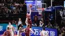 Pebasket Latvia, Rolands Smits melakukan slam dunk saat laga kedua Grup H Piala Dunia FIBA 2023 melawan Prancis di Indonesia Arena, Senayan, Jakarta, Minggu (27/08/2023). (Bola.com/Bagaskara Lazuardi)