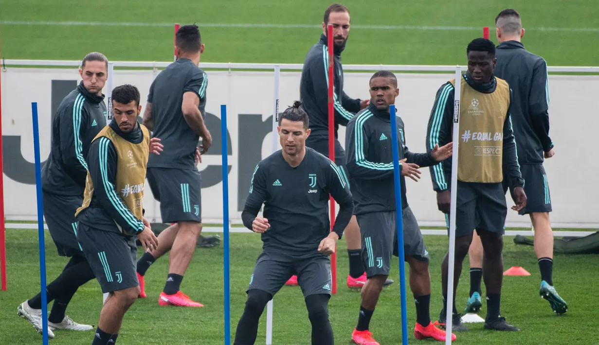 Pemain Juventus Cristiano Ronaldo (tengah) berlatih bersama rekan setimnya di Turin, Italia, Selasa (25/2/2020). Juventus akan bertandang ke markas Lyon untuk pertandingan leg pertama babak 16 besar Liga Champions, Kamis (27/2/2020) dinihari WIB. (Marco Alpozzi/LaPresse via AP)