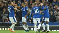 Para pemain Everton merayakan gol Theo Walcott (2kiri) saat melawan Newcastle United pada lanjutan Premier League di Goodison Park, Liverpool,(23/4/2018). Everton menang 1-0. (AFP/Oli Scarff)