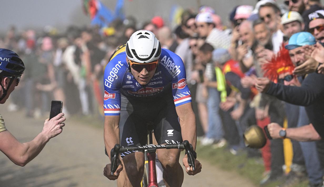 Pebalap Alpecin-Deceuninck, Mathieu Van der Poel memacu sepedanya saat ajang balap sepeda Paris Roubaix 2023 yang menempuh Compiegne hingga Roubaix, Prancis utara, 9 April 2023. (AFP/Pool/Bernard Papon)