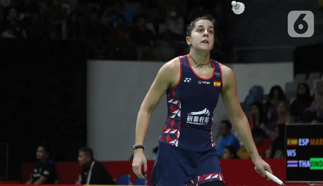 Pebulutangkis tunggal putri Spanyol, Carolina Marin saat melawan Nitchaon Jindapol (Thailand) pada babak pertama Indonesia Masters 2020 di Istora GBK, Jakarta, Rabu (15/1/2020). Carolina Marin unggul 21-13, 21-15. (Liputan6.com/Helmi Fithriansyah)
