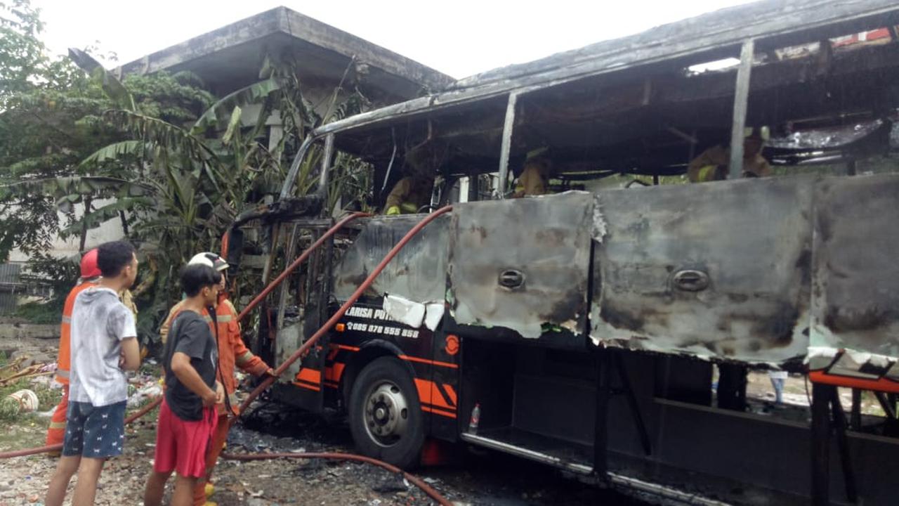 Sebuah Bus terbakar di kawasan Mangga Dua. Diduga karena korsleting listrik. (Liputan6.com/Ady Anugrahadi)