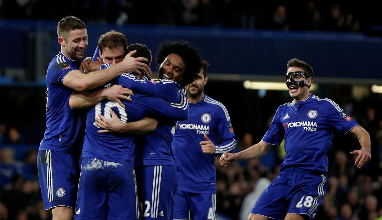 Pemain Chelsea merayakan gol yang dicetak Eden Hazard ke gawang Manchester City dalam laga putaran kelima Piala FA di Stadion Stamford Bridge, London, Minggu (21/2/2016) malam WIB. (AFP/Adrian Dennis)