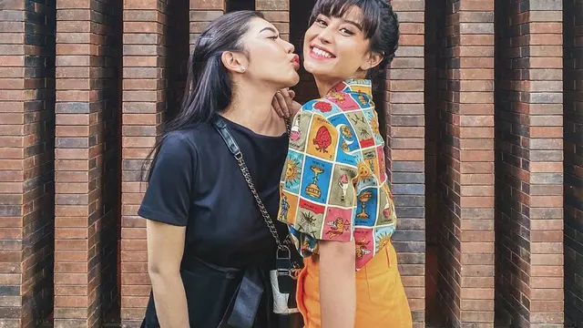 7 Potret Kedekatan Rica Andriani dan Awkarin, Sering Hangout Bareng