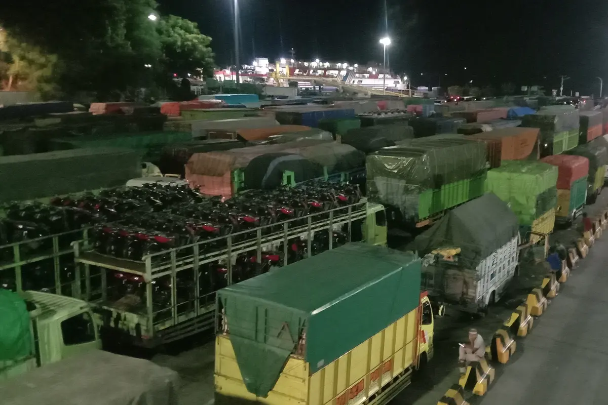 Suasana Pelabuhan Merak
