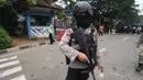 Petugas bersenjata berjaga di TKP terjadinya teror di Cikokol, Tangerang, Banten, Kamis (20/10). Dua anggota satlantas Polres Tangerang juga terkena tusukan dari pelaku yang diduga simpatisan ISIS. (Liputan6.com/Stringer)