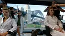 Sejumlah model saat ditata rambutnya sebelum memperagakan busana Manning Cartell di bawah jembatan Sydney Harbour Bridge dalam acara Australian Fashion week, 17 Mei 2016. (REUTERS/Jason Reed)