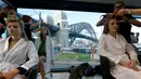 Sejumlah model saat ditata rambutnya sebelum memperagakan busana Manning Cartell di bawah jembatan Sydney Harbour Bridge dalam acara Australian Fashion week, 17 Mei 2016. (REUTERS/Jason Reed)